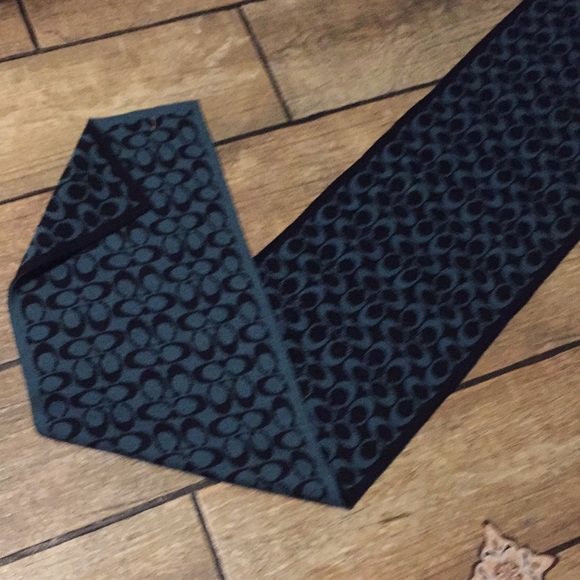 Coach XL scarf 🧣 like new - Picture 2 of 6